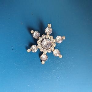 VINTAGE SNOW FLAKE CRYSTAL BROOCH